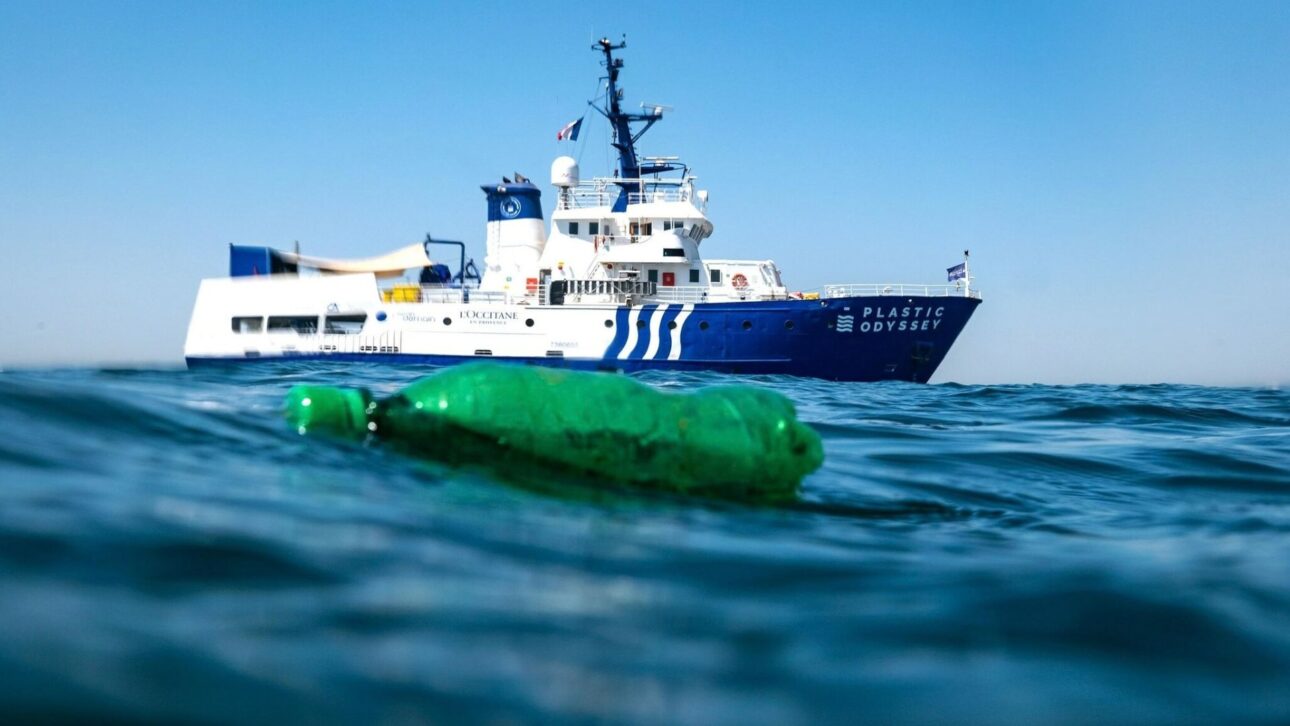 Navio-laboratório remove 9,3 toneladas de plástico da ilha Henderson e inspira ação global da UNESCO para limpar santuários marinhos.