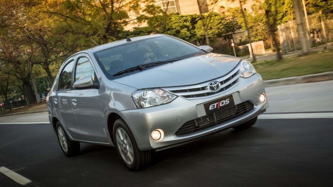 Toyota Etios Sedan XLS 1.5 AT 2017 combina motor de até 107 cv, câmbio automático e porta-malas de 562 litros, um dos maiores entre sedãs compactos vendidos no Brasil.