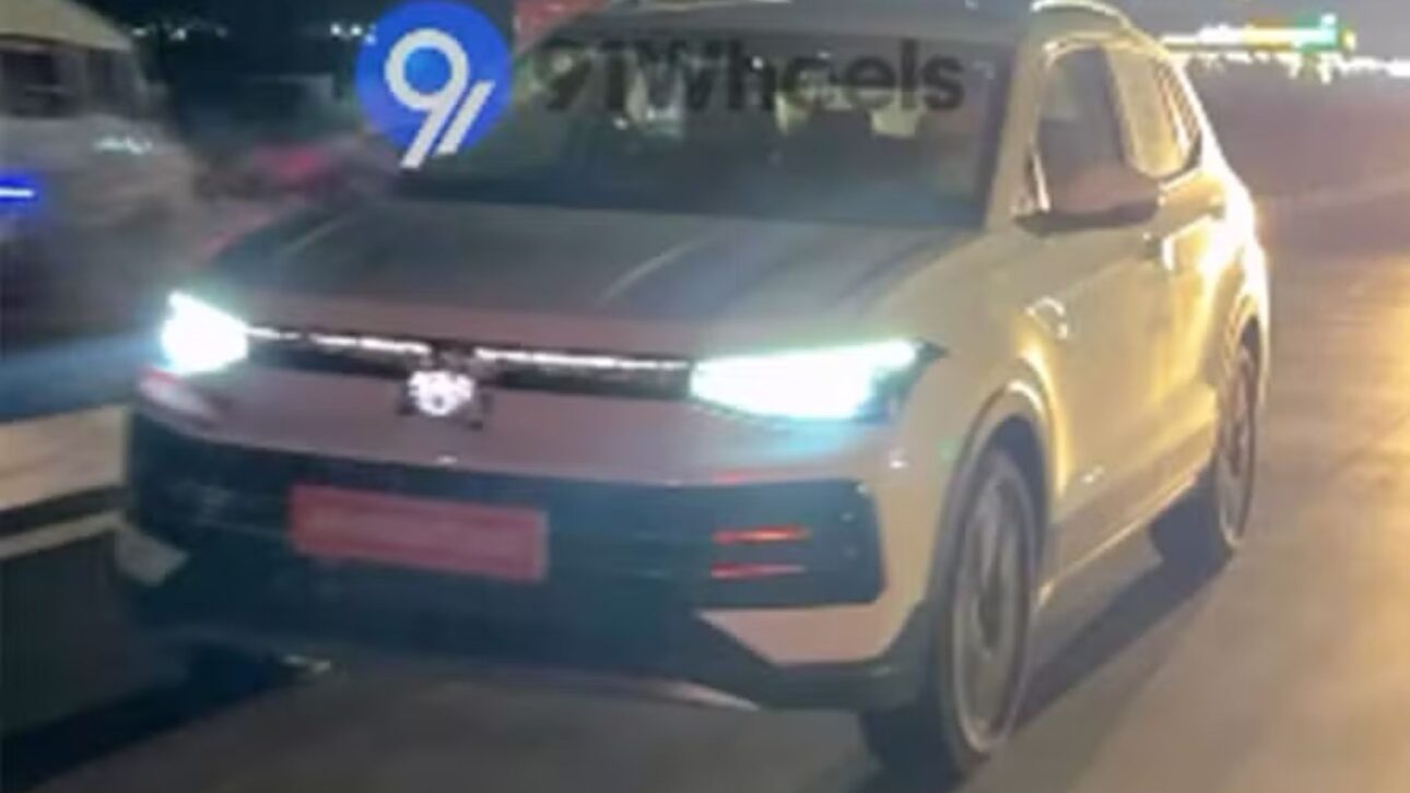 Flagra revela novo visual do Volkswagen T-Cross e indica SUV com motor 1.5 TSI Evo2 híbrido de 150 cv, faróis em LED conectados e possível estreia no Brasil em 2027.
