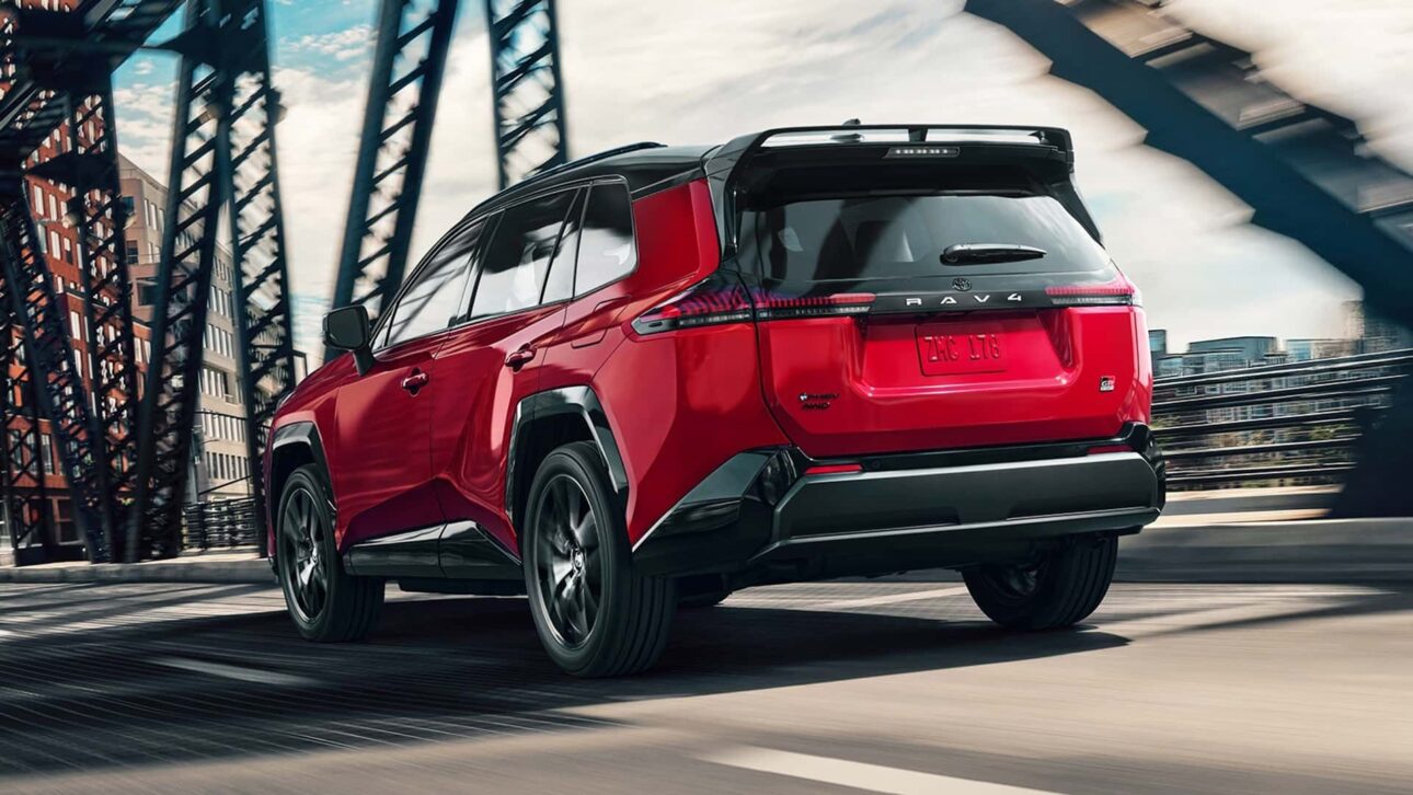 Toyota RAV4 2026 elimina motores a gasolina e chega apenas como híbrido ou PHEV, com tela de até 12,9", painel digital de 12,3", versão GR Sport e preço inicial de US$ 31.900.