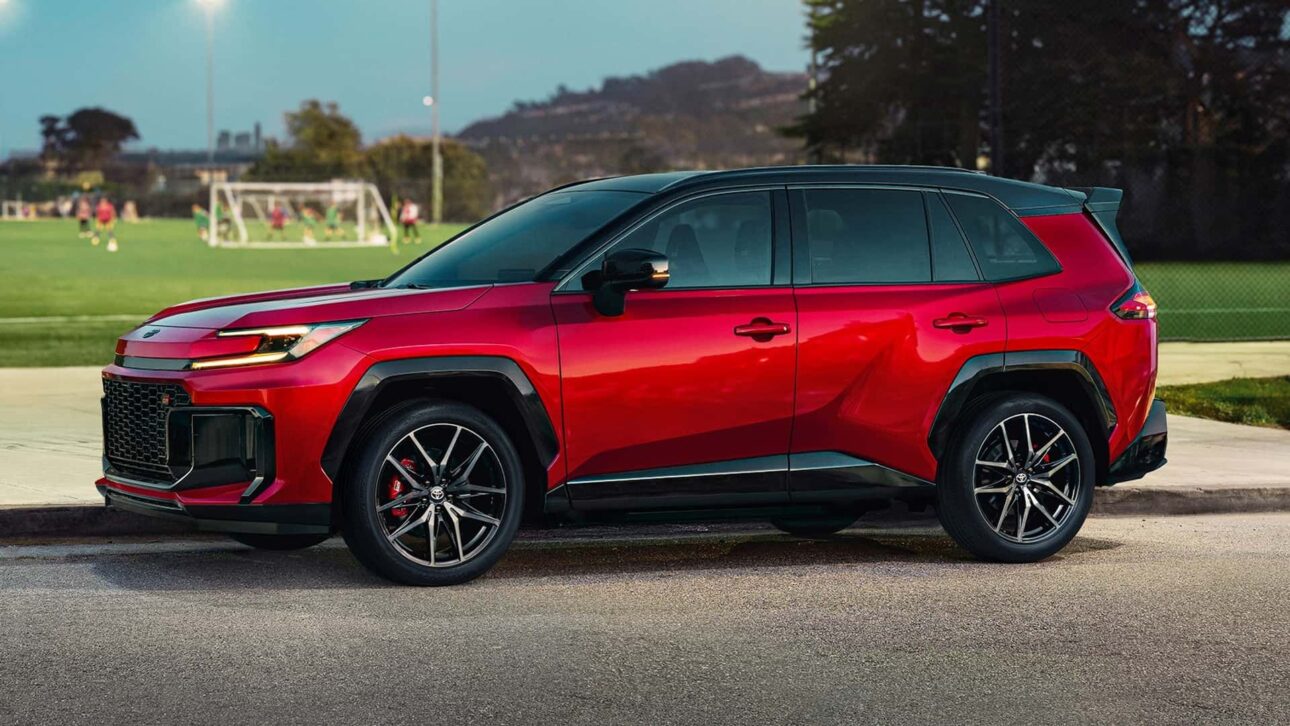 Toyota RAV4 2026 elimina motores a gasolina e chega apenas como híbrido ou PHEV, com tela de até 12,9", painel digital de 12,3", versão GR Sport e preço inicial de US$ 31.900.