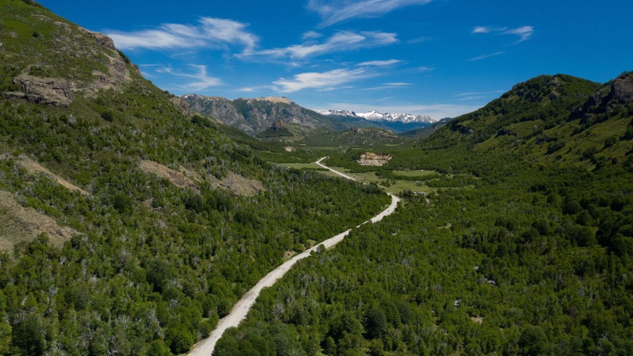 A Ruta 40 percorre 5.194 km paralela aos Andes, cruza 27 montanhas e conecta 11 províncias argentinas com 20 parques nacionais no caminho.