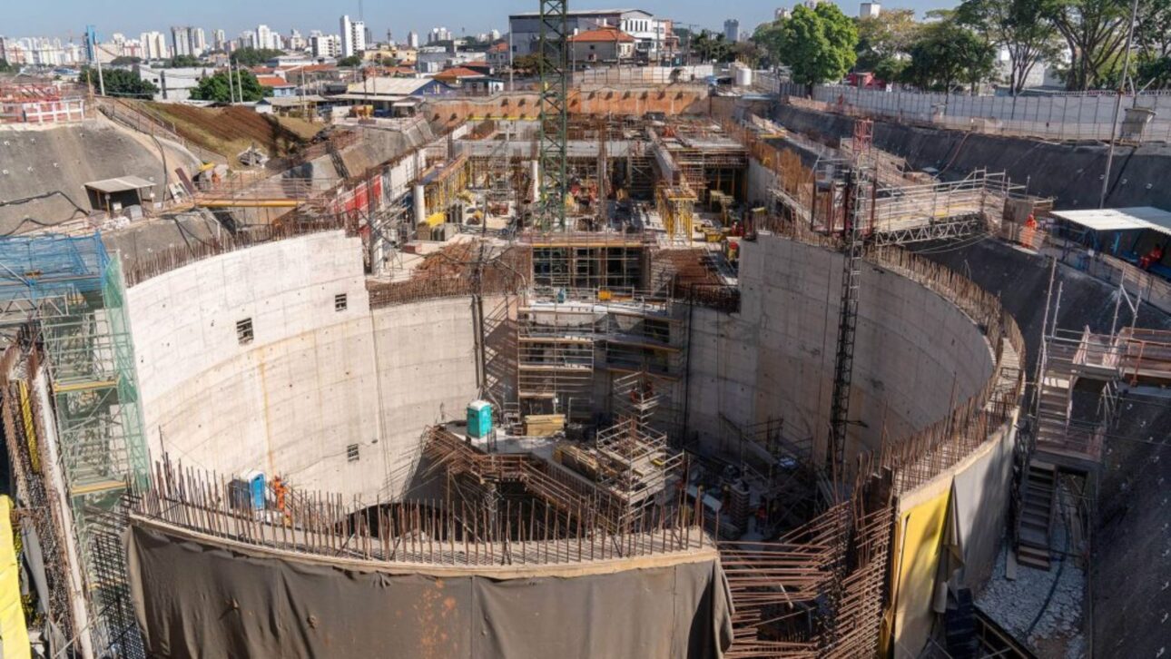 Gigante de 2.600 toneladas chega da China para escavar 7 km de túneis na expansão da Linha 2-Verde do metrô de São Paulo até Guarulhos.