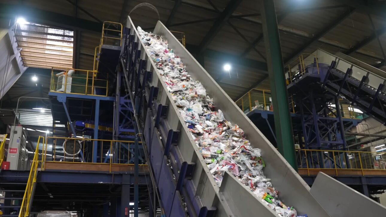 Cidade japonesa transforma resíduos em paletes com tecnologia avançada de reciclagem que separa PP e PE e reduz contaminação do plástico.
