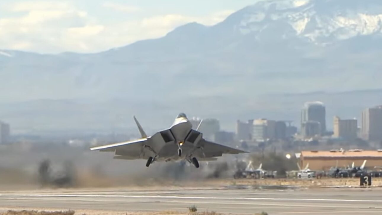 Aeronaves de quinta geração como o F-22 e o F-35 redefiniram o combate aéreo com furtividade, sensores integrados e vetorização de empuxo 3D.