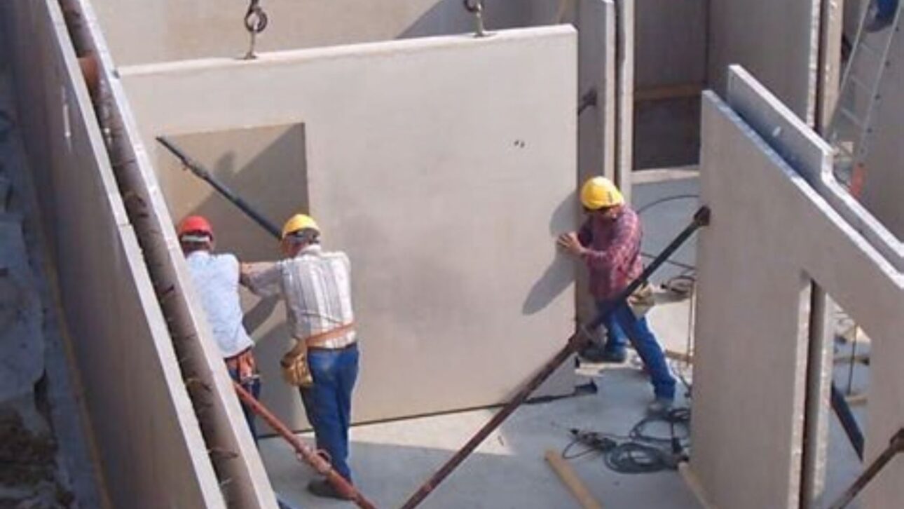 Sistema double wall leva paredes de concreto pré-fabricadas ao canteiro e transforma a construção de casas em montagem industrial.
