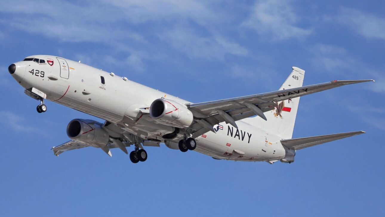 Derivado do Boeing 737, o P-8A Poseidon usa radar, sonobóias e torpedos para detectar e caçar submarinos nas profundezas do oceano.