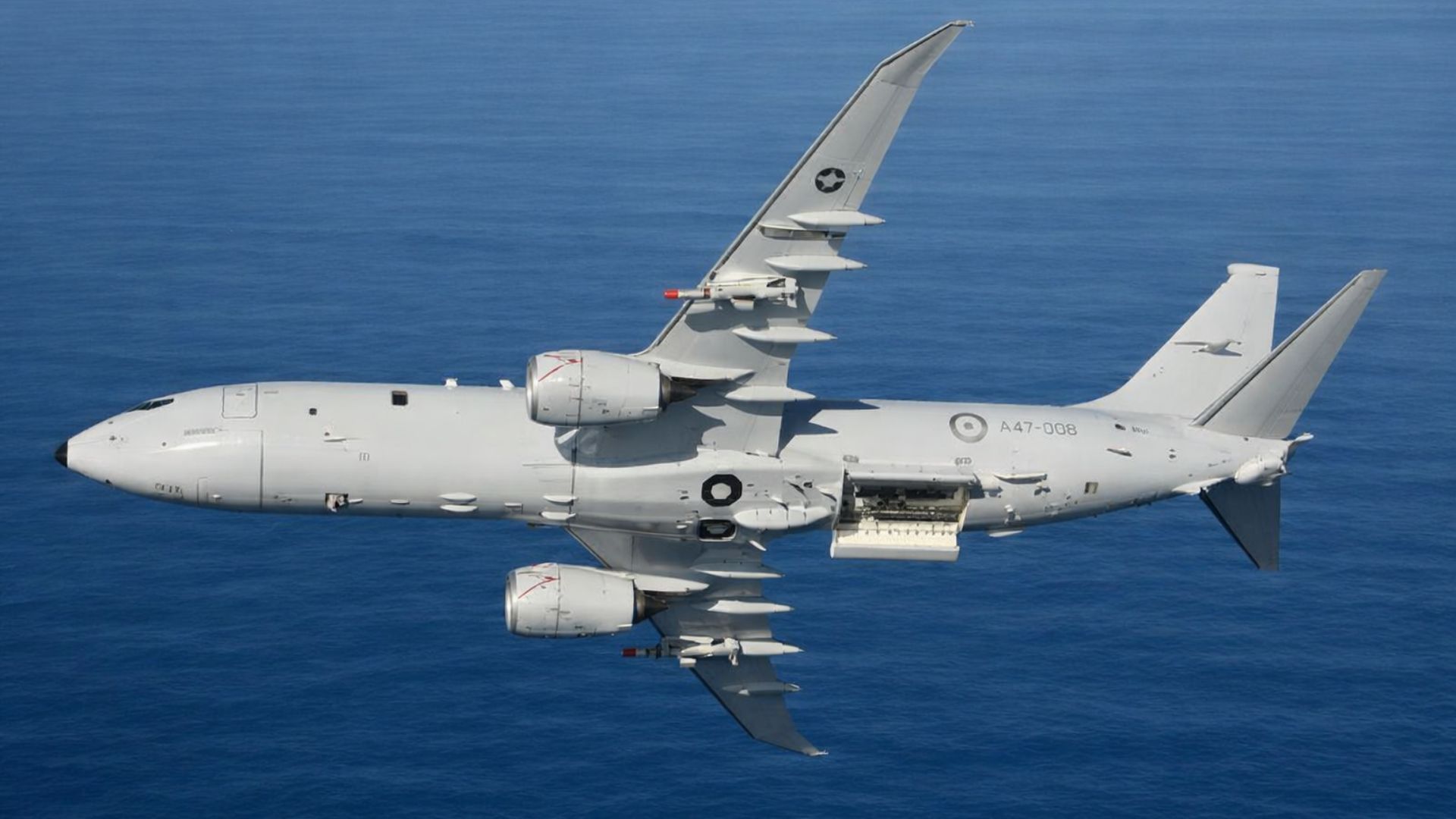 Derivado do Boeing 737, o P-8A Poseidon usa radar, sonobóias e torpedos para detectar e caçar submarinos nas profundezas do oceano.