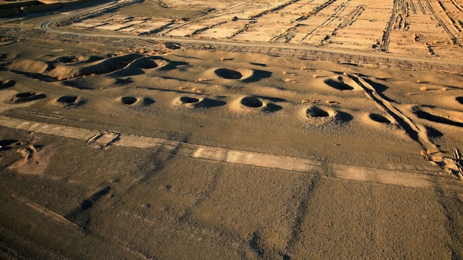 Túneis subterrâneos milenares ainda levam água por gravidade até plantações no deserto, mantendo agricultura viva sem bombas ou eletricidade.