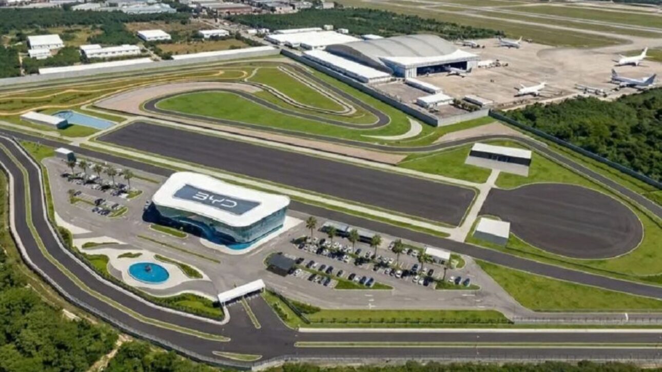 BYD anuncia investimento de R$ 300 milhões no Rio e amplia fábrica na Bahia com 3 mil empregos, reforçando estratégia no mercado brasileiro.