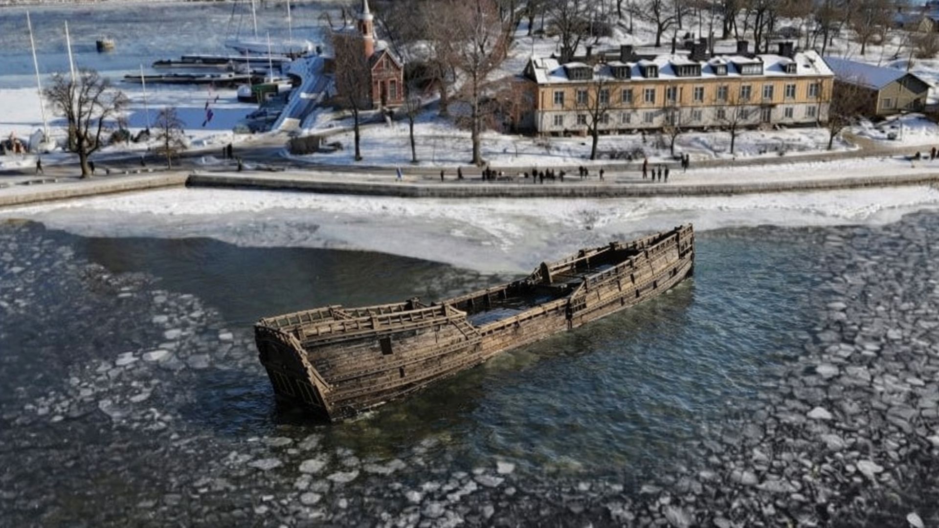 Navio de guerra sueco do século XVII reaparece em Estocolmo após recuo histórico do mar Báltico e revela práticas antigas de engenharia naval.