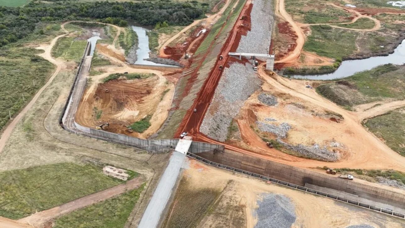 Barragem do arroio Jaguari é concluída após 17 anos, com R$ 365,7 milhões, beneficiando mais de 100 mil pessoas e impulsionando a irrigação.