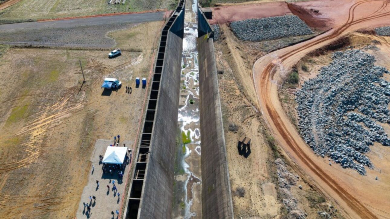 Barragem do arroio Jaguari é concluída após 17 anos, com R$ 365,7 milhões, beneficiando mais de 100 mil pessoas e impulsionando a irrigação.