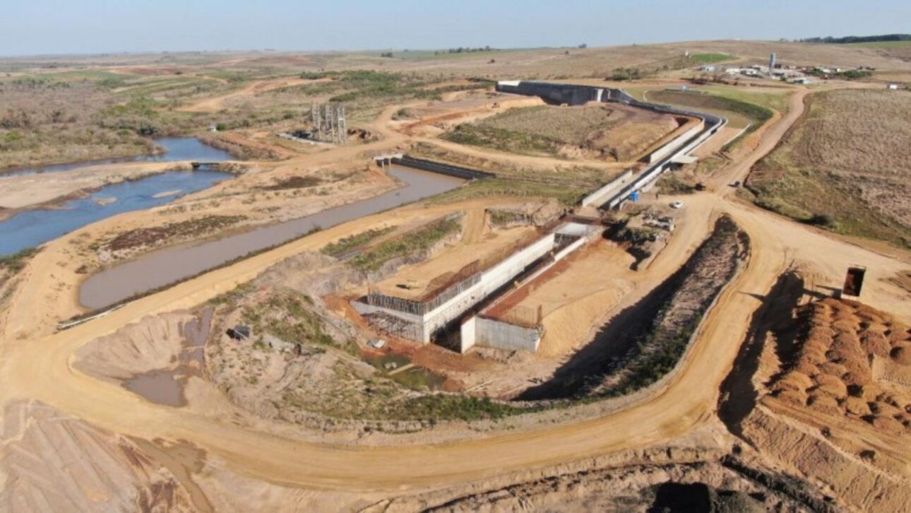 Barragem do arroio Jaguari é concluída após 17 anos, com R$ 365,7 milhões, beneficiando mais de 100 mil pessoas e impulsionando a irrigação. Foto: Governo RS