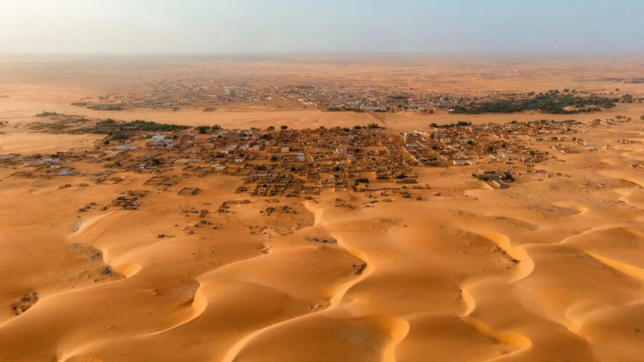 Cidade histórica no Saara corre risco de desaparecer com avanço das dunas e ameaça a manuscritos raros preservados há séculos.