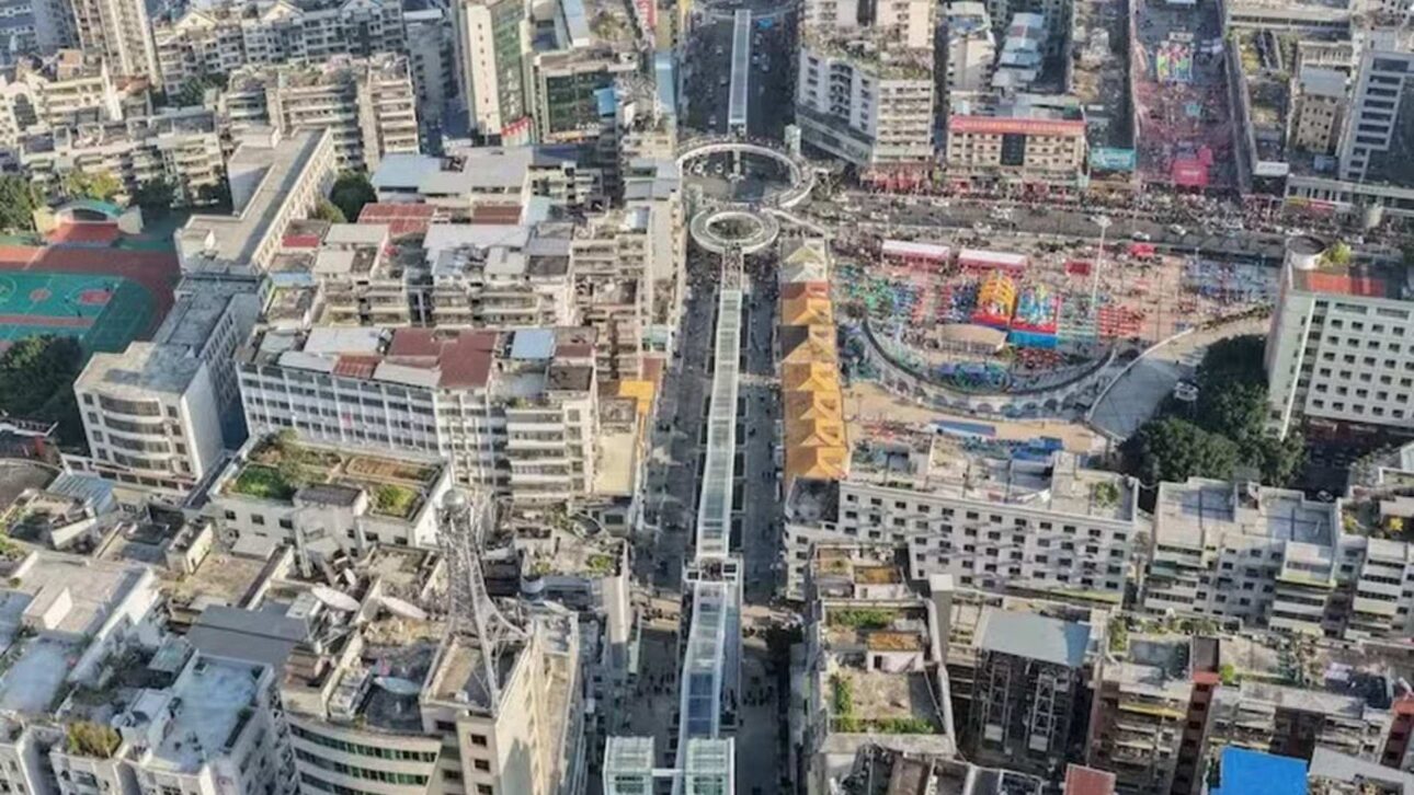 China inaugura maior escada rolante urbana do mundo em Chongqing, com 905 metros, reduzindo trajeto de 1 hora para apenas 20 minutos.