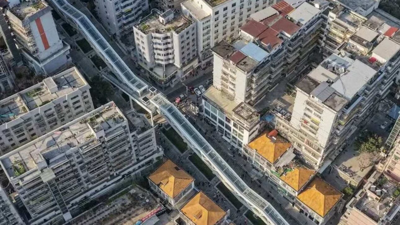 China inaugura maior escada rolante urbana do mundo em Chongqing, com 905 metros, reduzindo trajeto de 1 hora para apenas 20 minutos.