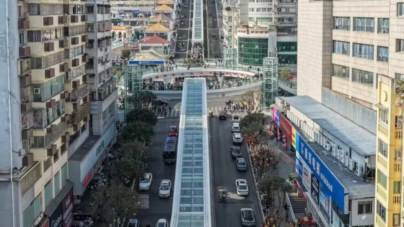 China inaugura maior escada rolante urbana do mundo em Chongqing, com 905 metros, reduzindo trajeto de 1 hora para apenas 20 minutos.