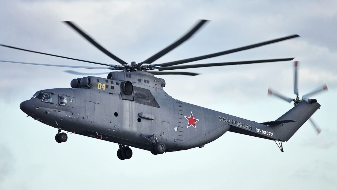 Conheça o Mil Mi-26, maior helicóptero em operação, capaz de transportar 20 toneladas e atuar em missões extremas pelo mundo.