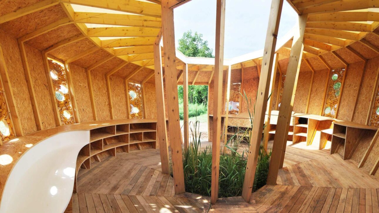 Casa circular feita com sabugos de milho e madeira chama atenção por baixo custo, sustentabilidade e inovação na construção.