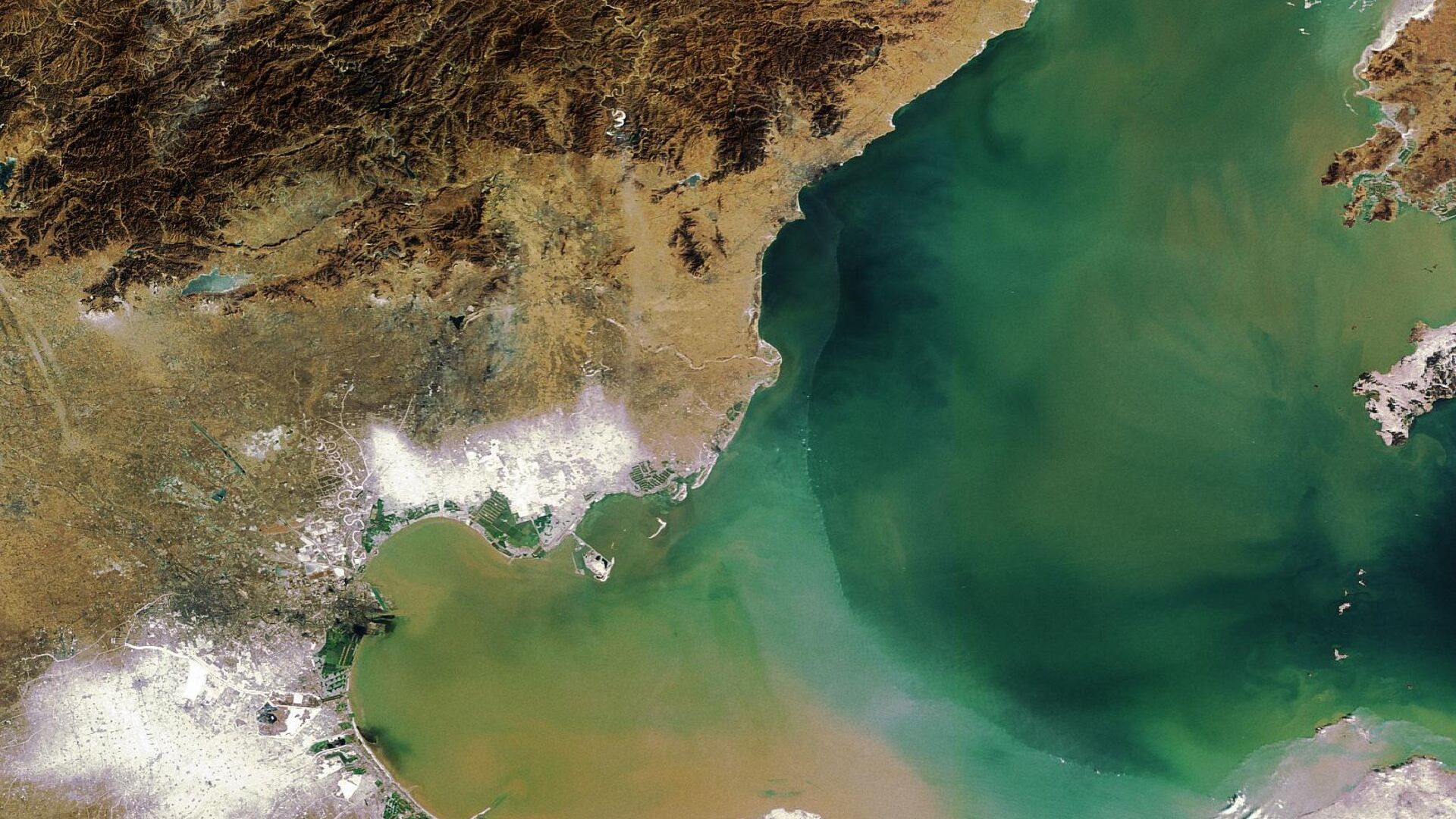 Estudo revela bilhões de m³ de hidrogênio natural e hélio na Baía de Bohai, ampliando interesse global por energia limpa e recursos estratégicos.