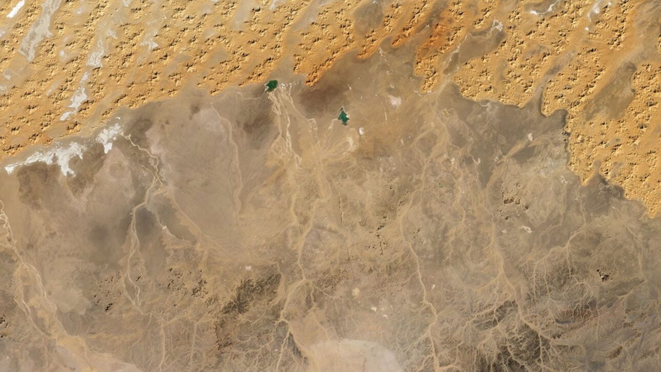 Gigantesco aquífero sob o Saara armazena 30.000 km³ de água e abastece milhões em três países, apesar da recarga limitada e pressão crescente.