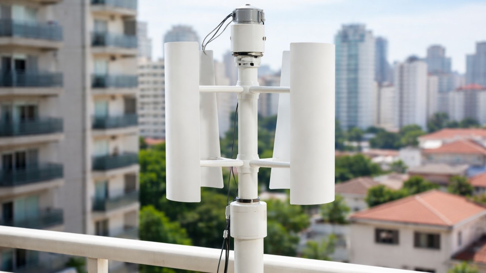 Saiba como funciona um gerador eólico caseiro com motor 12V e turbina de PVC para gerar energia em pequena escala usando vento.