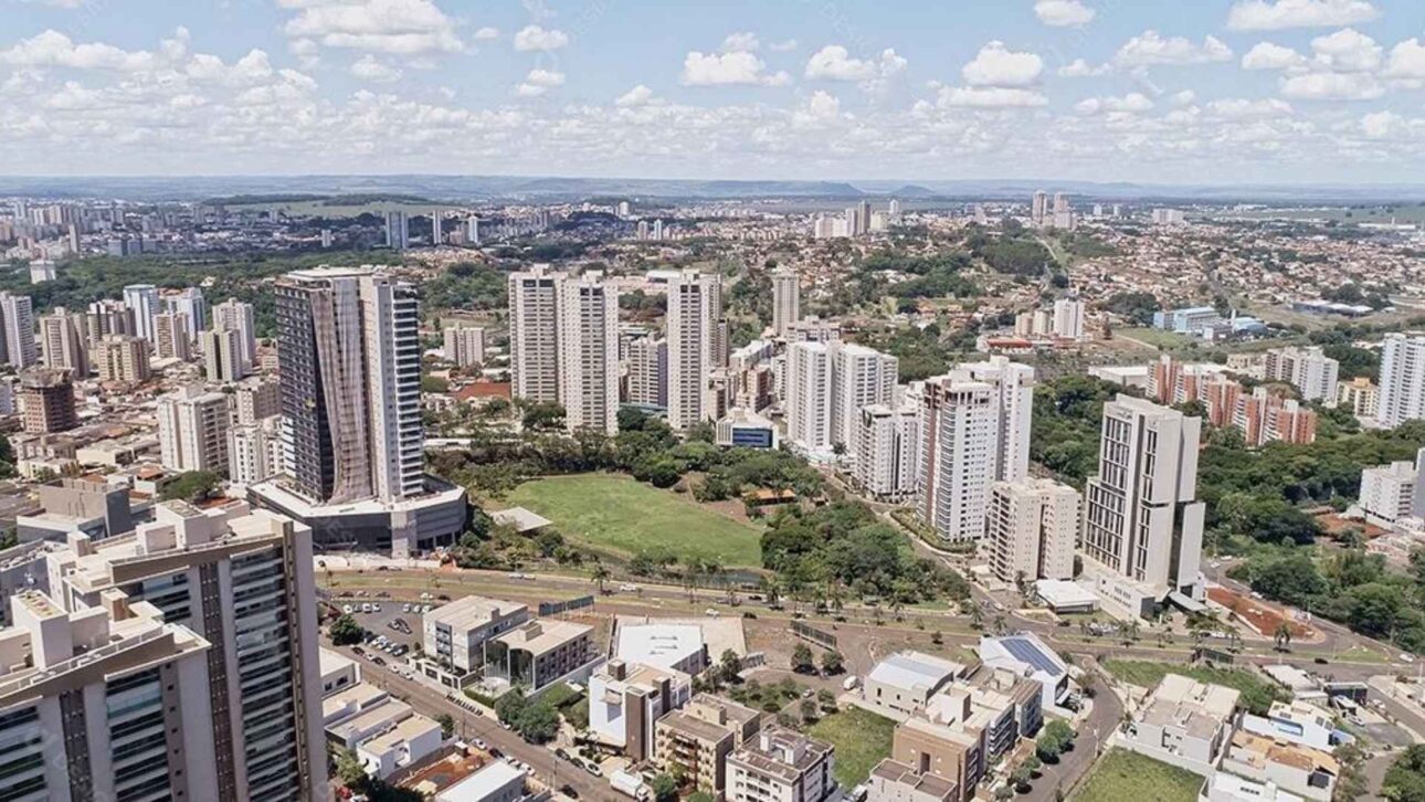 Ribeirão Preto avança no IPS 2025 e se destaca entre as melhores cidades do Brasil, com alto IDH, saneamento elevado e economia diversificada.