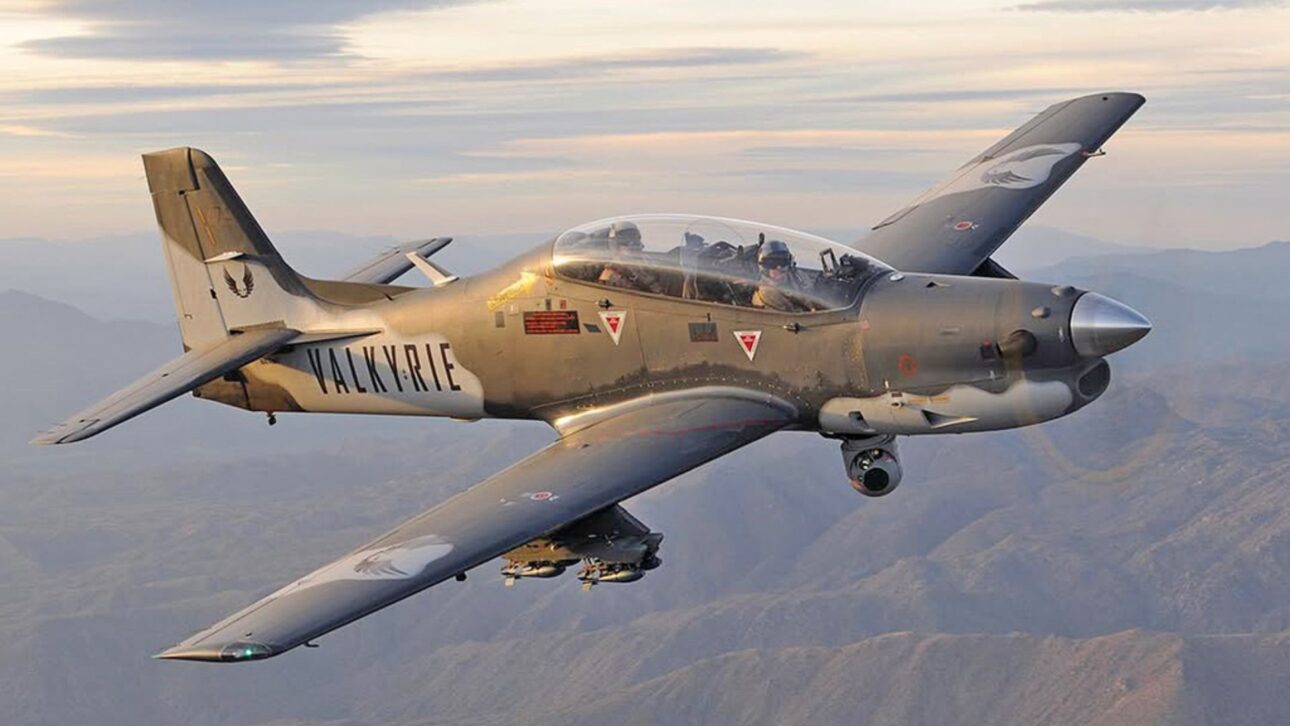Embraer e Valkyrie Aero integram IA Gunslinger ao Super Tucano para neutralizar drones com precisão e baixo custo em 60 mil horas de combate. (Imagem: Embraer)