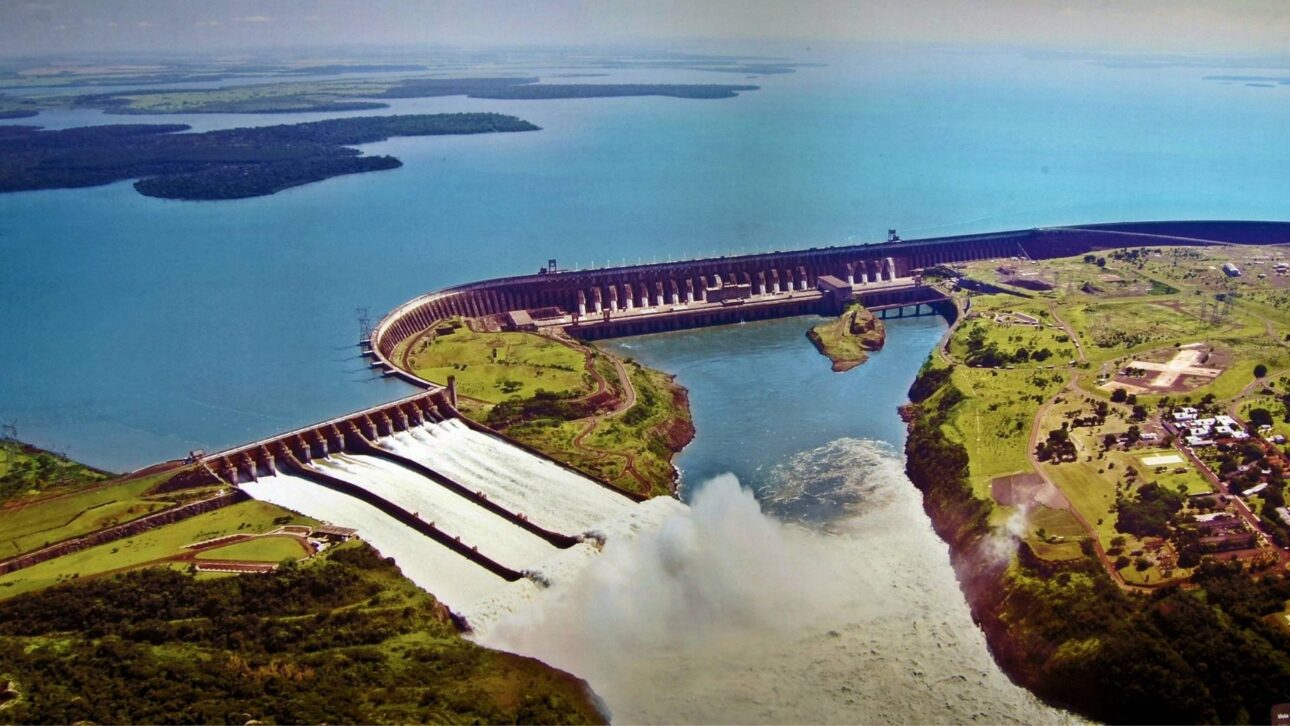 Brasil pode precisar de 3 Itaipus até 2035 para evitar apagões, enquanto já desperdiça energia com excesso de geração solar.