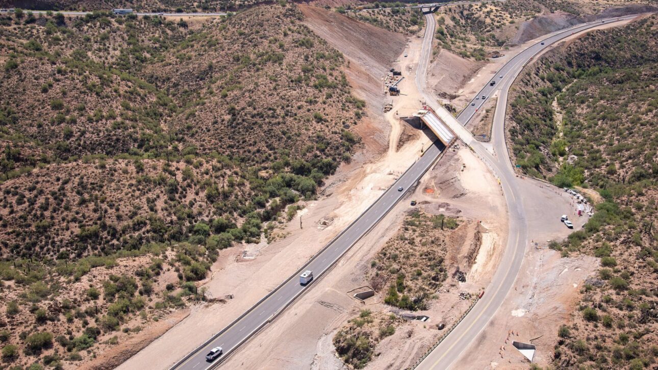 Rodovia nos EUA usa vidro reciclado para reduzir peso e ampliar capacidade na Interstate 17, com inovação em engenharia e menor impacto estrutural.