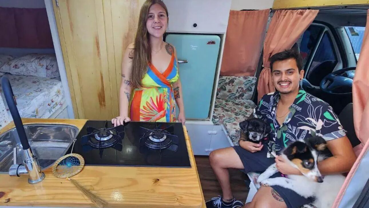 Casal troca apartamento alugado por van adaptada, reforma o motorhome em oito meses e inicia projeto para viajar pelo Brasil e pelo mundo.
