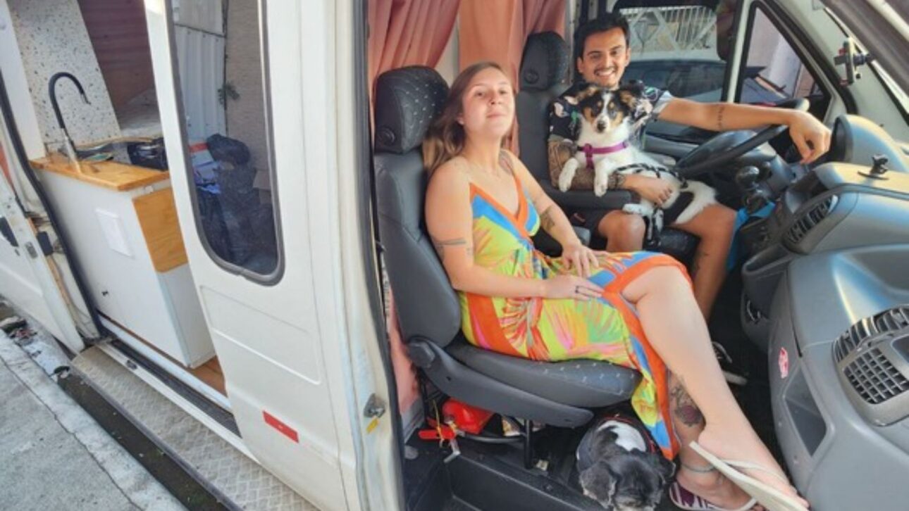 Casal troca apartamento alugado por van adaptada, reforma o motorhome em oito meses e inicia projeto para viajar pelo Brasil e pelo mundo.