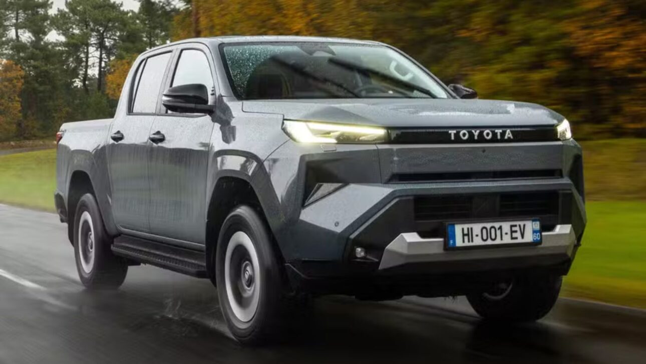 Toyota Hilux pode ganhar versão híbrida plug-in com baterias sob a caçamba e estreia prevista entre 2026 e 2027 no Brasil. (Imagem: divulgação)