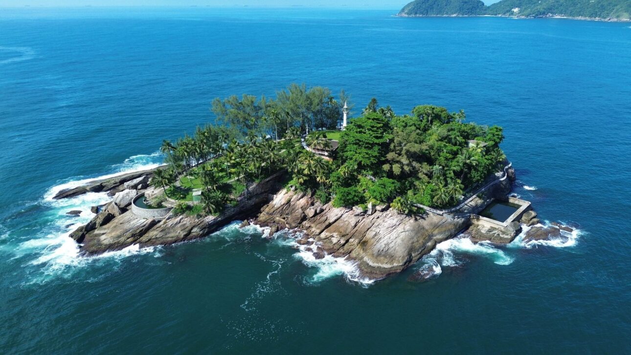 Ilha dos Arvoredos, no Guarujá, é acessada por guindaste, reúne 90 atrativos turísticos e carrega o único selo Green Key do Hemisfério Sul.
