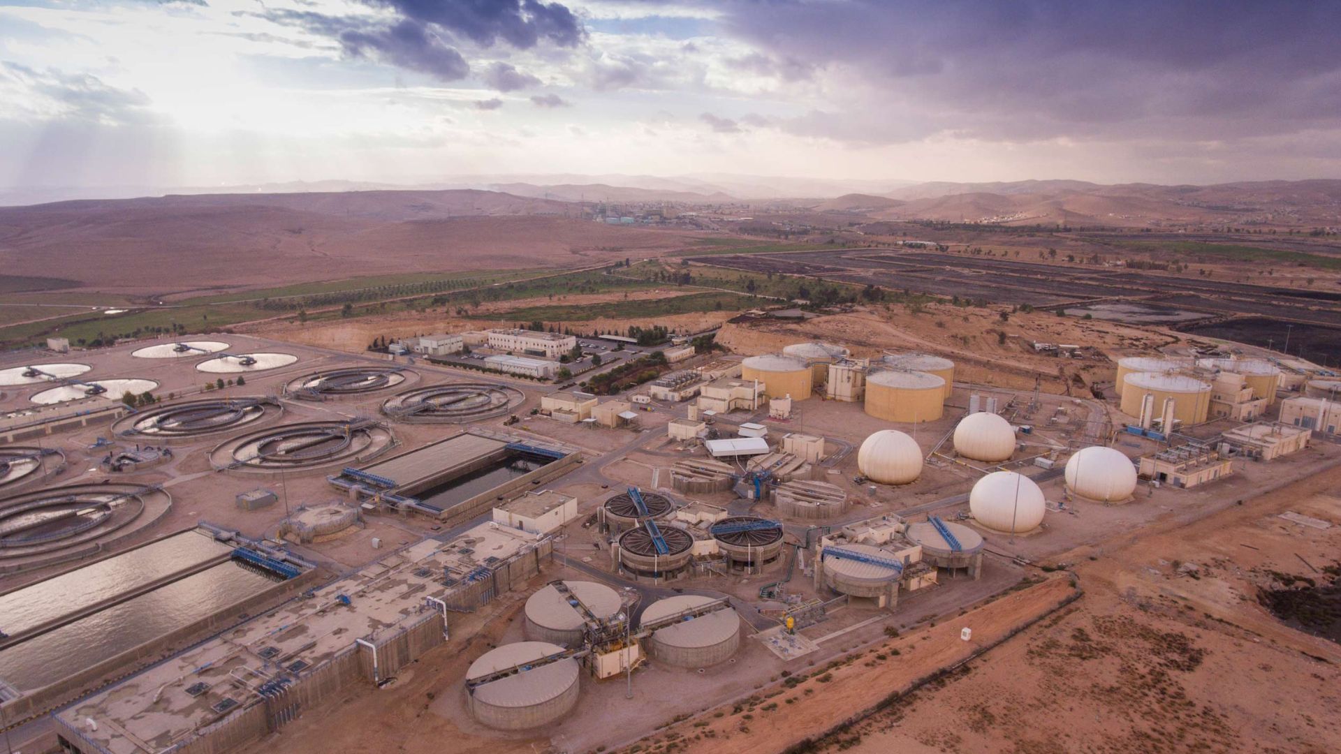 Megaplanta na Jordânia trata 70% do esgoto, gera energia própria e transforma resíduos em água para irrigação no Vale do Jordão.