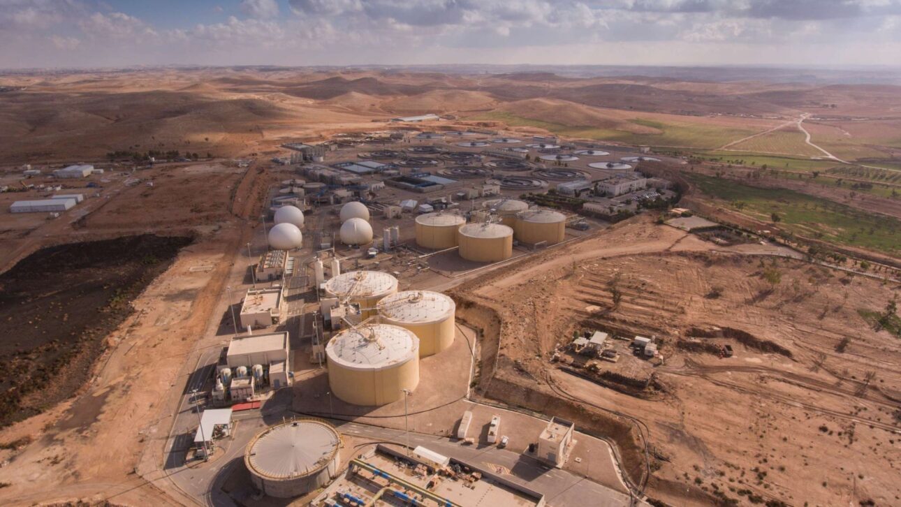 Megaplanta na Jordânia trata 70% do esgoto, gera energia própria e transforma resíduos em água para irrigação no Vale do Jordão.