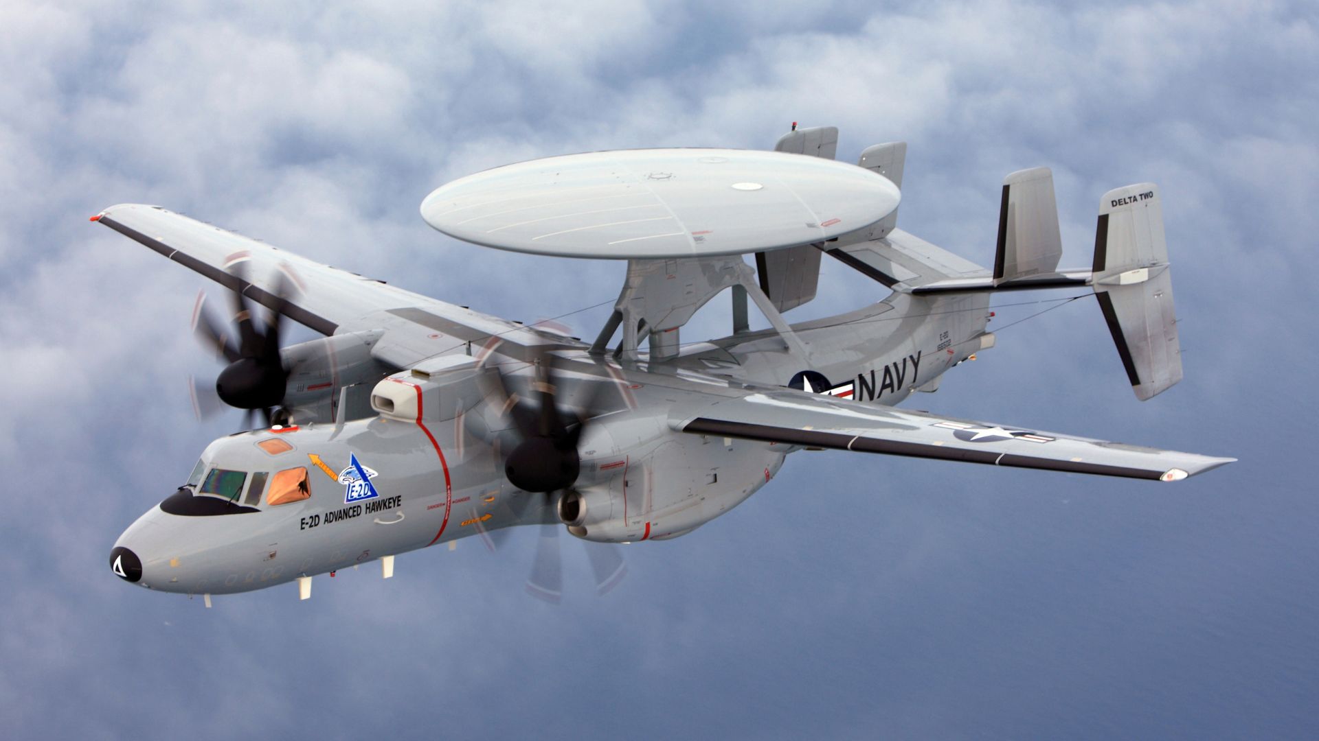 E-2D Hawkeye: avião radar da Marinha dos EUA enxerga 360°, rastreia mais de 3.000 alvos e coordena operações aéreas de porta-aviões.