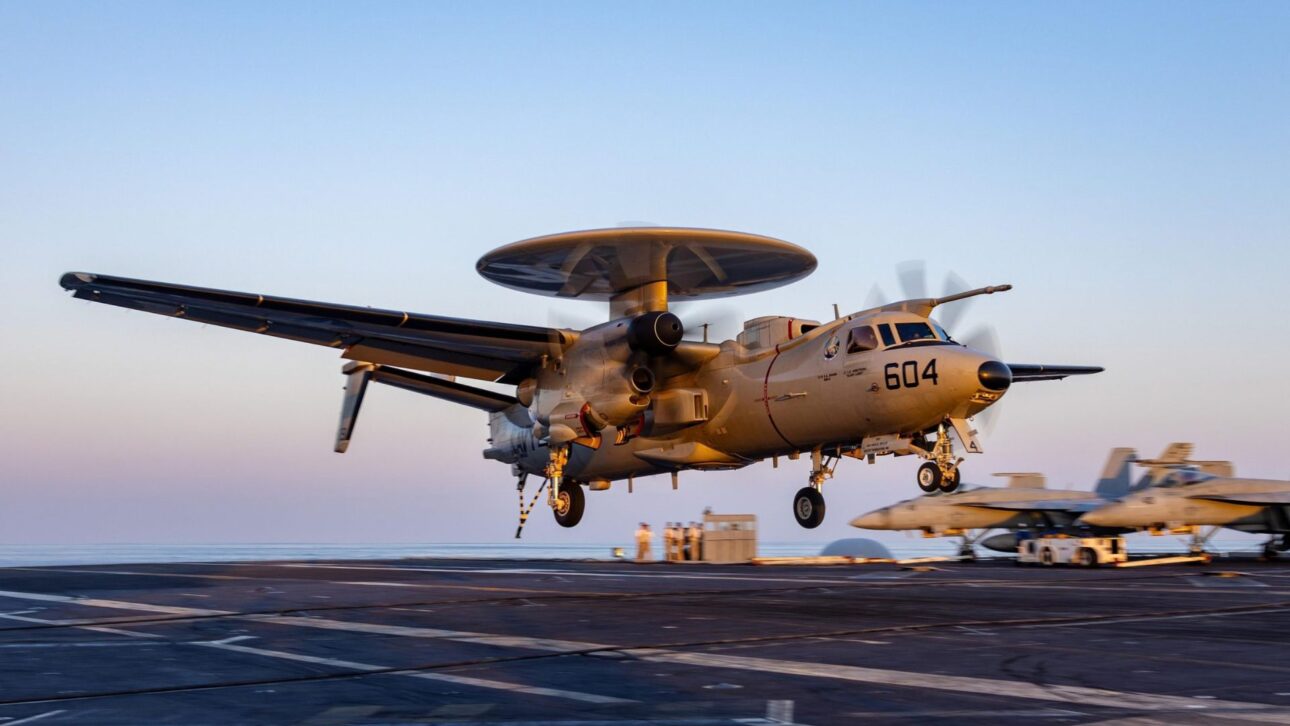 E-2D Hawkeye: avião radar da Marinha dos EUA enxerga 360°, rastreia mais de 3.000 alvos e coordena operações aéreas de porta-aviões.
