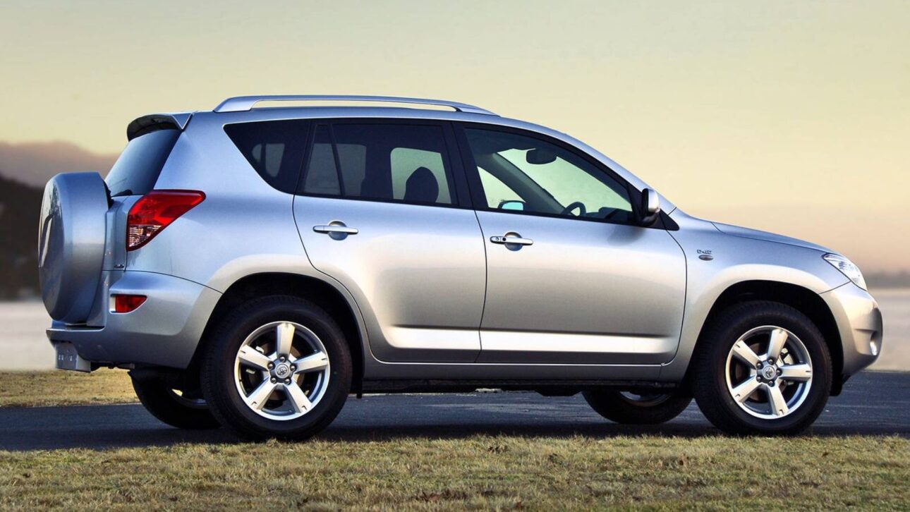 Toyota RAV4 2011 aparece no mercado de usados por menos de R$ 80 mil com motor 2.4 de 170 cv, tração 4x4 e espaço para a família.