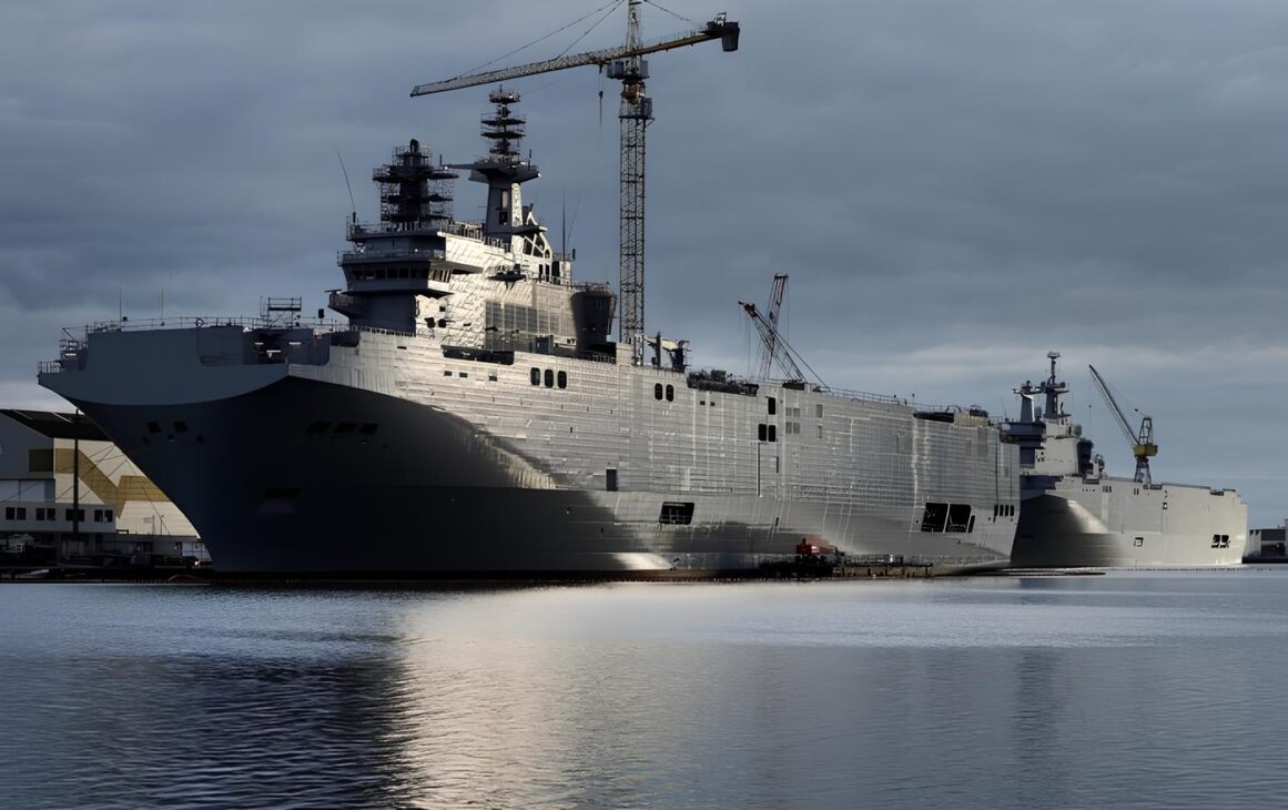 Com 21.300 toneladas e 199 metros, os porta-helicópteros da classe Mistral foram construídos pela França para a Rússia por €1,2 bilhão, mas após a anexação da Crimeia em 2014 a OTAN pressionou Paris a cancelar o negócio, reembolsar Moscou e vender os navios ao Egito, criando os maiores navios de assalto anfíbio já operados por um país africano