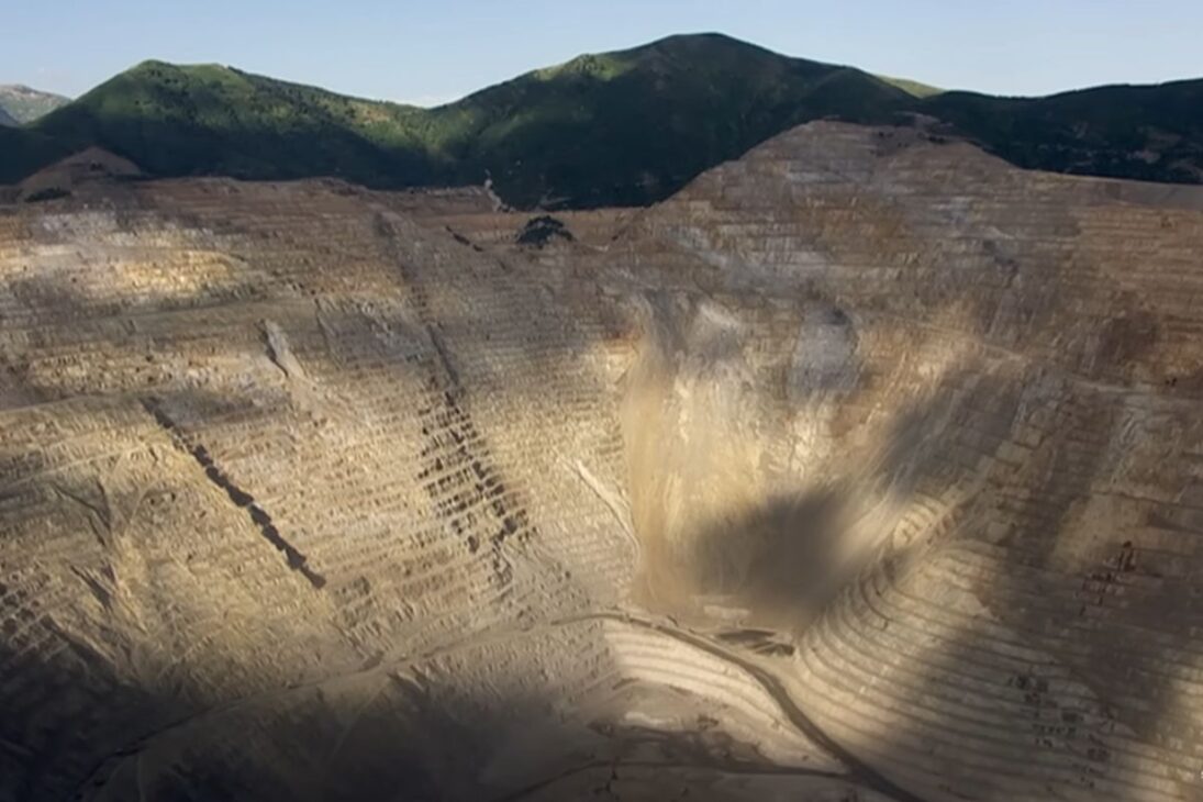 A maior escavação da história da humanidade foi criada na Mina de Bingham Canyon, onde mais de um século de mineração removeu bilhões de toneladas de rocha para extrair cobre essencial para a tecnologia moderna.