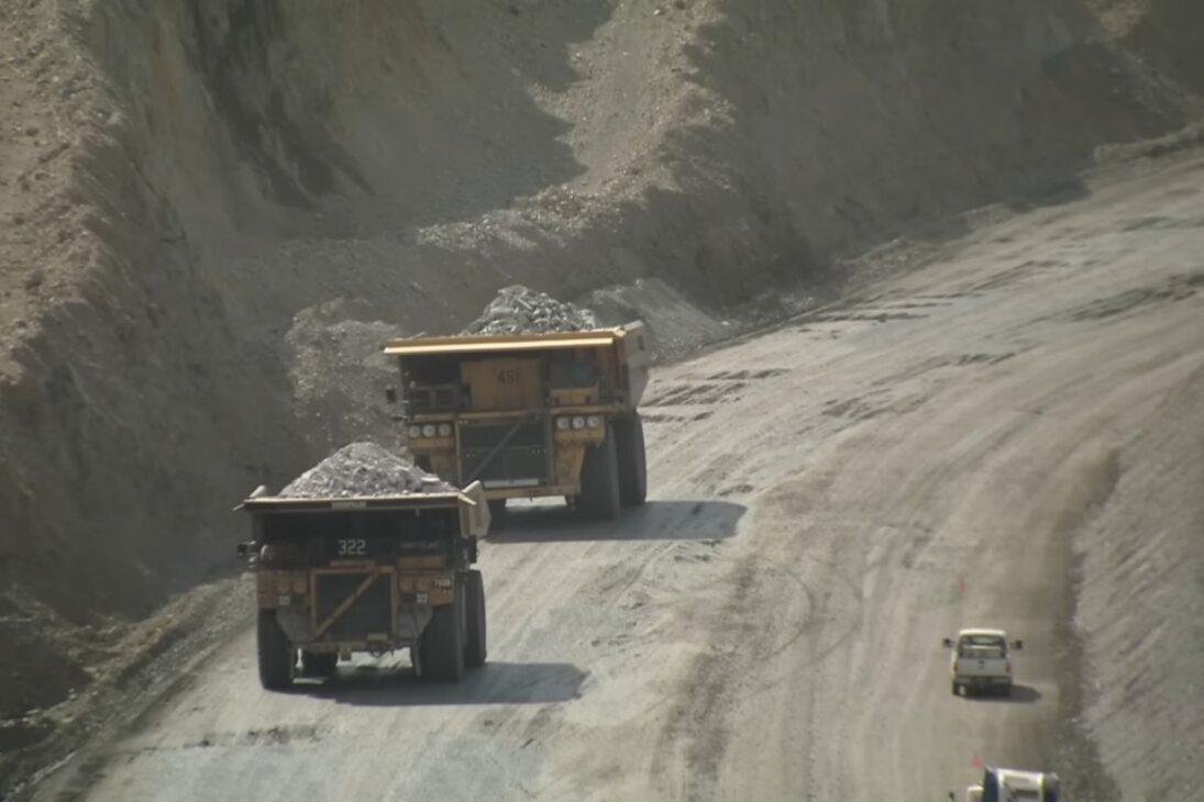 A maior escavação da história da humanidade foi criada na Mina de Bingham Canyon, onde mais de um século de mineração removeu bilhões de toneladas de rocha para extrair cobre essencial para a tecnologia moderna.