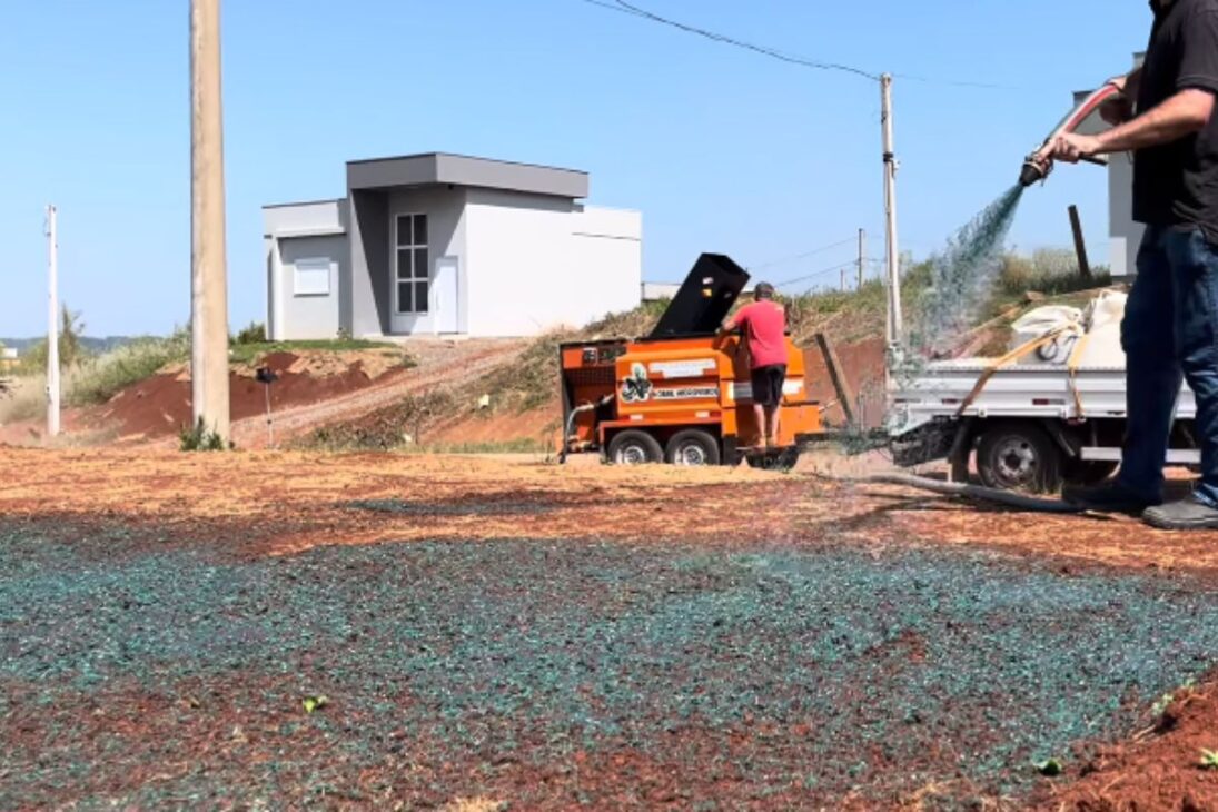 Grama líquida com hidrossemeadura custa menos que a leiva e facilita taludes e terrenos inclinados com cobertura verde mais prática.