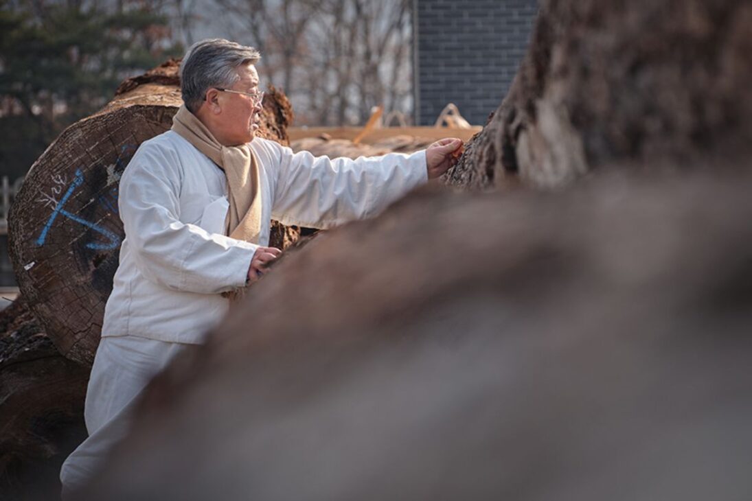 carpinteiro coreano explica hanok com madeira, tradição e estrutura em casas que respiram e desafiam a pressa moderna.