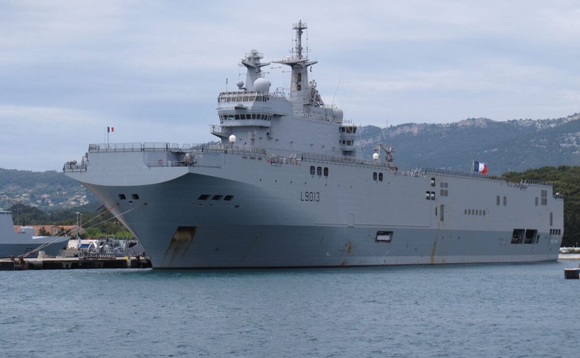 Com cerca de 21 mil toneladas, hangar para até 16 helicópteros e capacidade de transportar tropas, veículos e lanchas de desembarque, os navios anfíbios da classe Mistral transformaram a forma como forças militares podem projetar poder do mar para terra