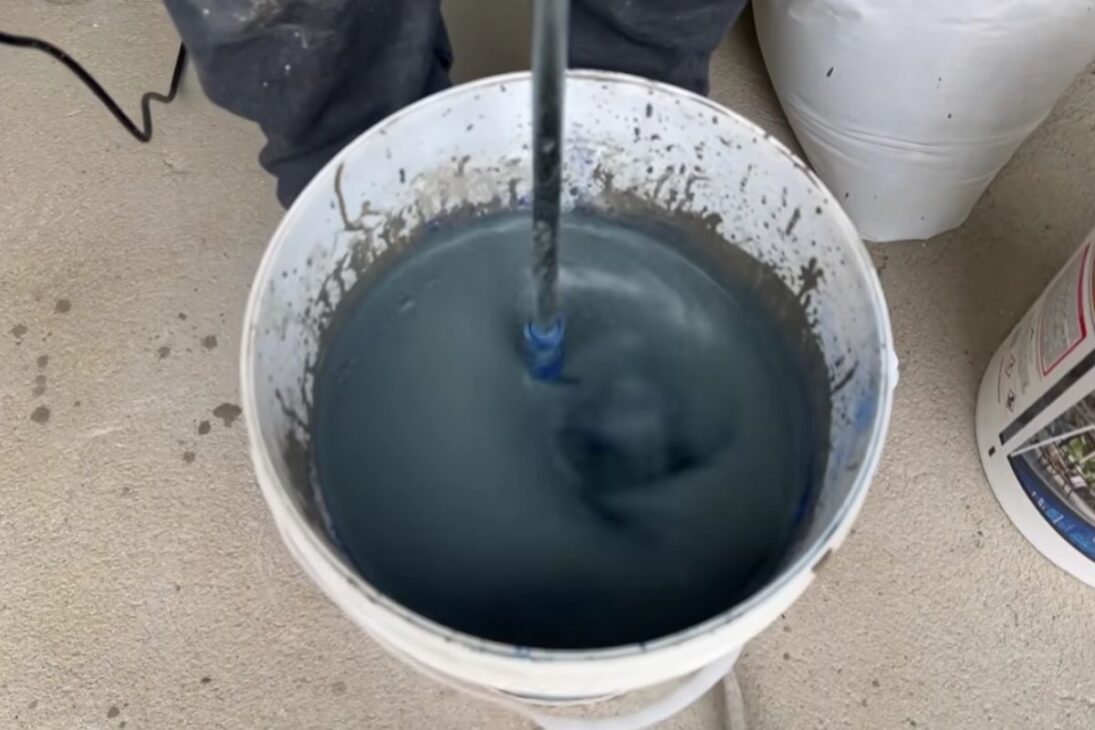 Piso líquido pigmentado com cimento autonivelante, resina e pigmento azul transforma casa, estúdio e garagem com poucos milímetros e acabamento moderno.