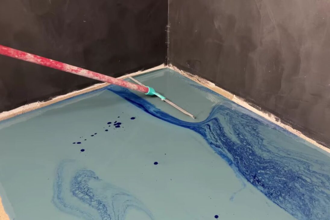 Piso líquido pigmentado com cimento autonivelante, resina e pigmento azul transforma casa, estúdio e garagem com poucos milímetros e acabamento moderno.