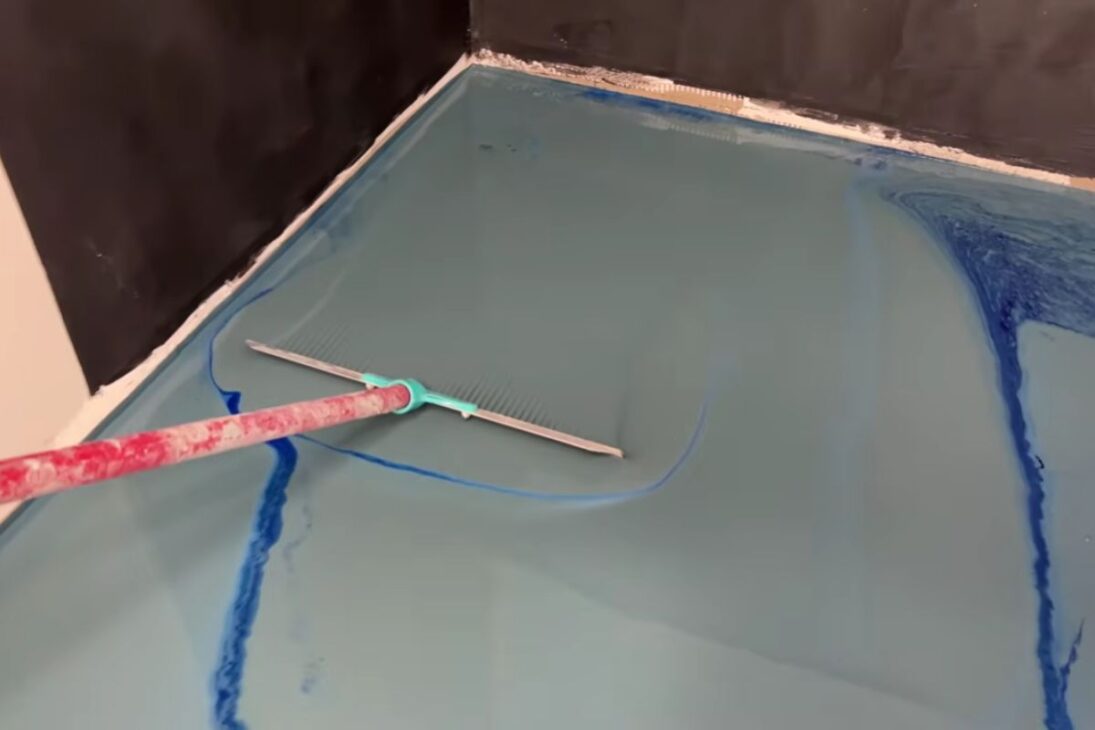 Piso líquido pigmentado com cimento autonivelante, resina e pigmento azul transforma casa, estúdio e garagem com poucos milímetros e acabamento moderno.
