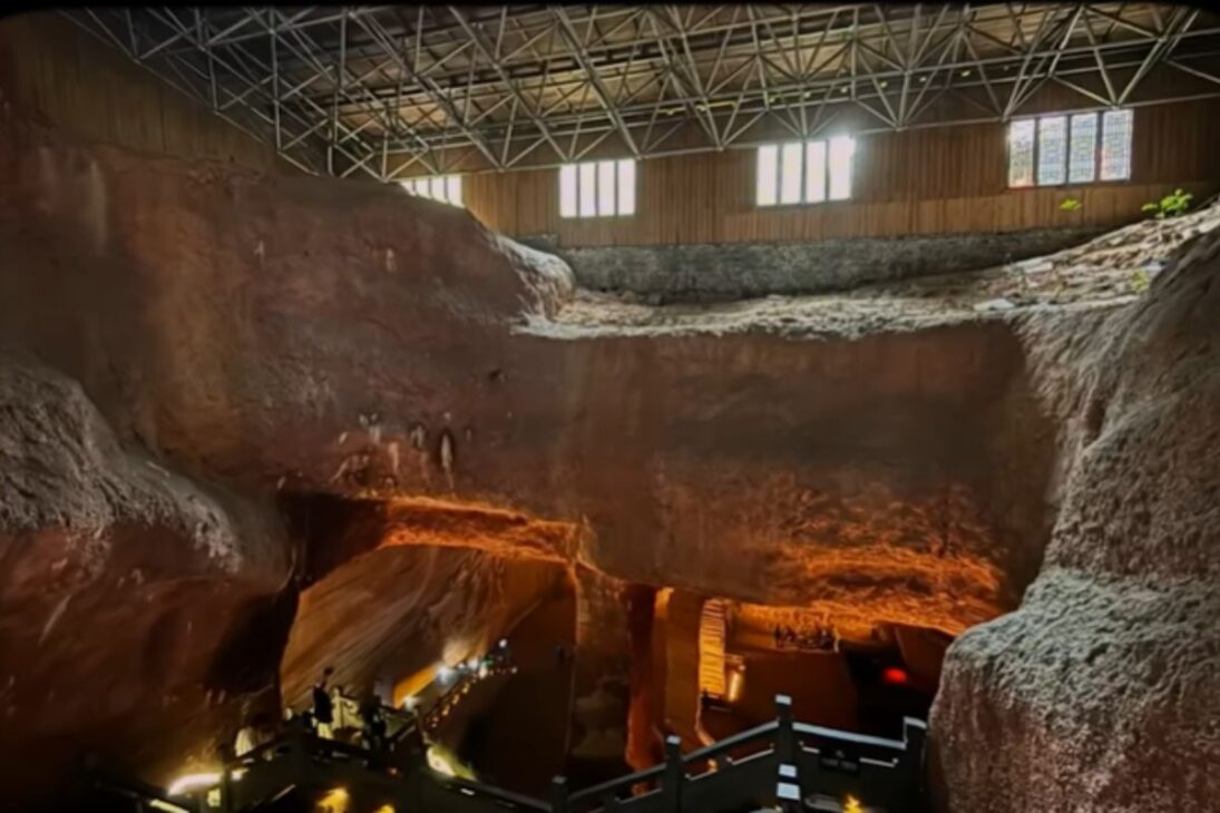 Lagoa na China revela cavernas gigantes, escadaria de pedra e complexo subterrâneo em um mistério arqueológico.